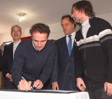 Katopodis y Scioli, junto al Padre Pepe en La Carcova Katopodis y Scioli, junto al Padre Pepe en La Carcova
