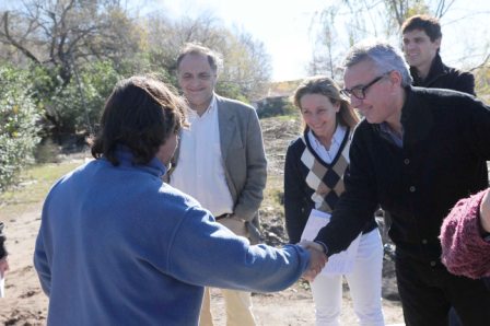 Julio Zamora recorrió el nuevo sendero del barrio Almirante Brown Julio Zamora recorrió el nuevo sendero del barrio Almirante Brown