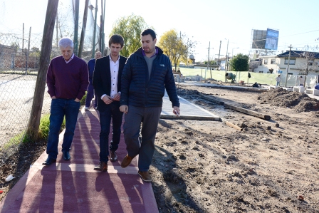 Luis Andreotti recorrió las obras de renovación de la plaza del barrio Aviación