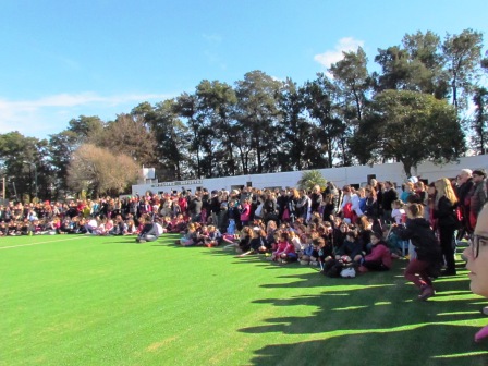 El intendente municipal de Vicente López, Jorge Macri, dejó inaugurada la nueva cancha de césped sintético de hockey construida por el Olivos Rugby Club en el predio del Campo de Deportes Nº 2, Ávalos y Roque Sáez Peña, Munro. Estuvieron presentes, además, el presidente del Olivos Rugby Club (ORC), Hernán Grosse, el secretario de Deportes, Fabián Turnes, y las Leonas Carla Rebecchi y Delfina Merino, quienes brindaron una clínica de hockey a todas las jugadoras presentes.
