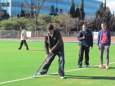 El intendente municipal de Vicente López, Jorge Macri, dejó inaugurada la nueva cancha de césped sintético de hockey construida por el Olivos Rugby Club en el predio del Campo de Deportes Nº 2, Ávalos y Roque Sáez Peña, Munro. Estuvieron presentes, además, el presidente del Olivos Rugby Club (ORC), Hernán Grosse, el secretario de Deportes, Fabián Turnes, y las Leonas Carla Rebecchi y Delfina Merino, quienes brindaron una clínica de hockey a todas las jugadoras presentes.
