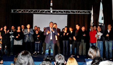 Gustavo Aguilera presentó sus candidatos y sus propuestas en un acto multitudinario en San Fernando