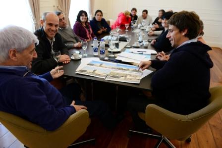 Luis Andreotti recibió en su despacho a miembros de la Sociedad de Bomberos Voluntarios y anunció junto a funcionarios y concejales que la obra comenzará antes de agosto Luis Andreotti recibió en su despacho a miembros de la Sociedad de Bomberos Voluntarios y anunció junto a funcionarios y concejales que la obra comenzará antes de agosto