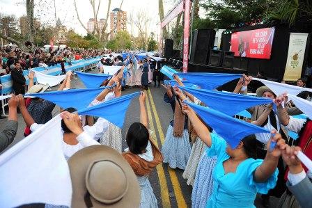 En el marco del Día de la Independencia, el Intendente Julio Zamora acompañado por los representantes de las provincias de Entre Ríos, Corrientes y Misiones realizaron la presentación oficial en las afueras del Museo del Mate. Además como cierre de la jornada hubo  numerosos exponentes de la música y danza local, con la participación especial del artista Antonio Tarragó Ros.