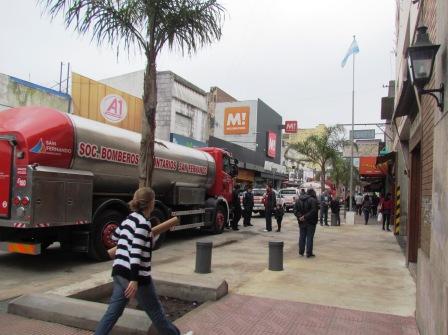 Luis Andreotti inauguró el último tramo de la calle Constitución y lo recorrió en un festival cultural - Bomberos Luis Andreotti inauguró el último tramo de la calle Constitución y lo recorrió en un festival cultural - Bomberos