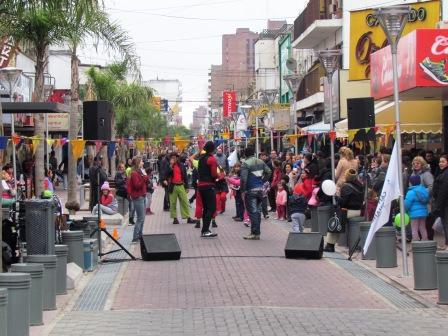 Luis Andreotti inauguró el último tramo de la calle Constitución y lo recorrió en un festival cultural 