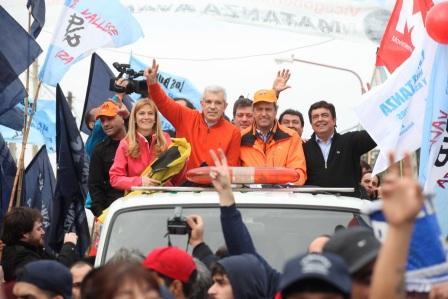 Scioli, Domínguez y Espinoza encabezaron juntos una multitudinaria caravana por La Matanza Scioli, Domínguez y Espinoza encabezaron juntos una multitudinaria caravana por La Matanza