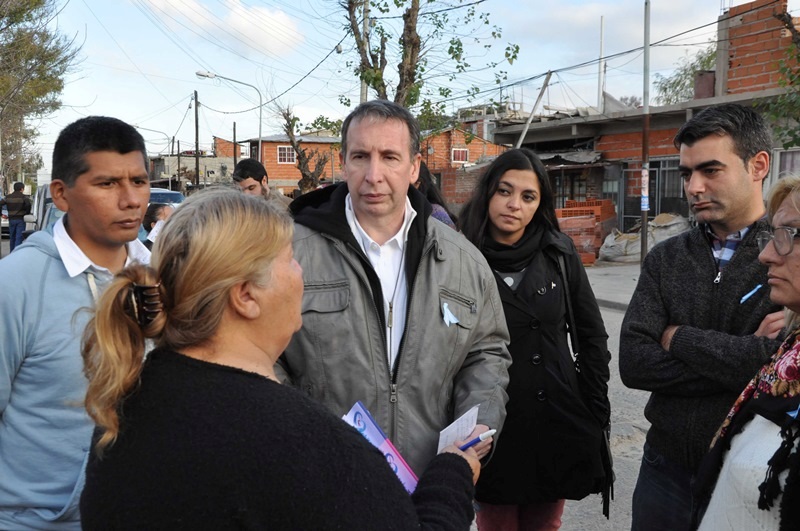 El candidato a intendente del FpV, Sergio Szpolski, recorrió el barrio Baires junto al presidente del bloque de concejales, Federico Ugo, y a los candidatos a concejales Sergio Romano, y Florencia Mosqueda.
El candidato a intendente del FpV, Sergio Szpolski, recorrió el barrio Baires junto al presidente del bloque de concejales, Federico Ugo, y a los candidatos a concejales Sergio Romano, y Florencia Mosqueda.