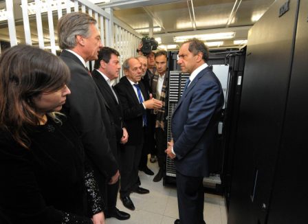 El gobernador Daniel Scioli recorrió junto a distintas autoridades el interior del Centro de Procesamiento de Datos.
El gobernador Daniel Scioli recorrió junto a distintas autoridades el interior del Centro de Procesamiento de Datos.