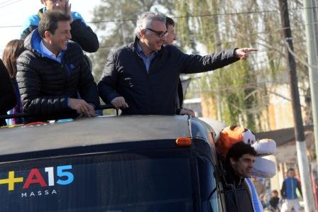 El precandidato presidencial del Frente Renovador UNA Sergio Massa encabezó una gigantesca movilización de 36 kilómetros por el norte del conurbano
