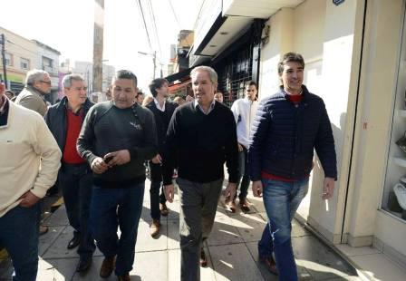 Felipe Solá caminó por Munro yse reunió con sindicalistas