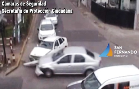 Espectacular choque de dos autos en San Fernando