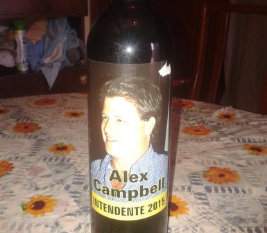 Denuncian que el candidato de Pro de San Fernando “entrega vinos a cambio de votos” Denuncian que el candidato de Pro de San Fernando “entrega vinos a cambio de votos”