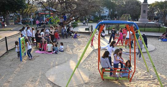 En las vacaciones, las plazas de San Isidro se llenan de chicos