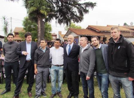 El ministro de Trabajo de la Nación, Carlos Tomada, entregó diplomas a los alumnos de los cursos de introducción al trabajo y formación en oficio, en la Oficina de Orientación Laboral de Pacheco, acompañado por el pre candidato a intendente de Tigre, Sergio Szpolski. El ministro de Trabajo de la Nación, Carlos Tomada, entregó diplomas a los alumnos de los cursos de introducción al trabajo y formación en oficio, en la Oficina de Orientación Laboral de Pacheco, acompañado por el pre candidato a intendente de Tigre, Sergio Szpolski.