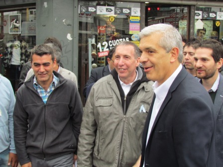 Julián Domínguez recorrió el centro de Pacheco con Sergio Szpolski Julián Domínguez recorrió el centro de Pacheco con Sergio Szpolski