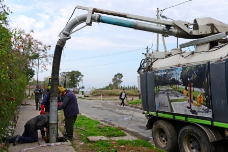 Realizan la limpieza de sumideros en el barrio Villa Jardín Realizan la limpieza de sumideros en el barrio Villa Jardín