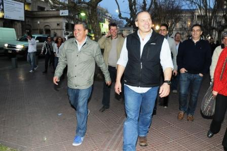 Sergio Berni, y el precandidato a intendente por el FPV, Gustavo Aguilera, caminaron por el centro de San Fernando donde hablaron con vecinos y comerciantes