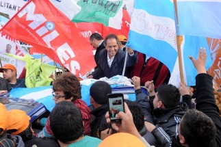Scioli encabezó una multitudinaria caravana en José C. Paz Scioli encabezó una multitudinaria caravana en José C. Paz