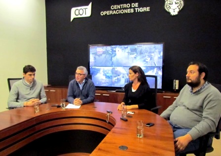 En una conferencia de prensa llevada a cabo en el Centro de Operaciones Tigre, el Intendente manifestó su apoyo para con los vecinos del distrito que se vieron afectados por el temporal. En una conferencia de prensa llevada a cabo en el Centro de Operaciones Tigre, el Intendente manifestó su apoyo para con los vecinos del distrito que se vieron afectados por el temporal.