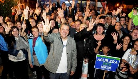 El precandidato a intendente del FPV de San Fernando, Gustavo Aguilera, acompañado por cientos de vecinos y los integrantes de la lista 4 que encabeza, realizó durante toda la semana una serie de caminatas El precandidato a intendente del FPV de San Fernando, Gustavo Aguilera, acompañado por cientos de vecinos y los integrantes de la lista 4 que encabeza, realizó durante toda la semana una serie de caminatas