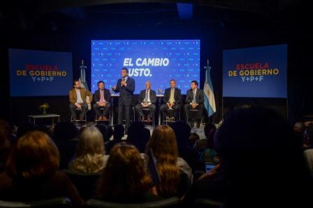 Sergio Massa, acompañado por su precandidato a vicepresidente Gustavo Sáenz y por el precandidato a gobernador de la Provincia de Buenos Aires, Felipe Solá, estuvo presente en la entrega de diplomas a egresados de la Escuela de Gobierno del Frente Renovador, Sergio Massa, acompañado por su precandidato a vicepresidente Gustavo Sáenz y por el precandidato a gobernador de la Provincia de Buenos Aires, Felipe Solá, estuvo presente en la entrega de diplomas a egresados de la Escuela de Gobierno del Frente Renovador,