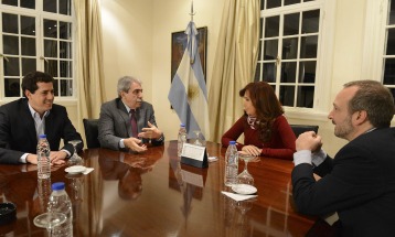 La Presidenta recibió a Aníbal Fernández, tras superar en la interna bonaerense a Domínguez La Presidenta recibió a Aníbal Fernández, tras superar en la interna bonaerense a Domínguez