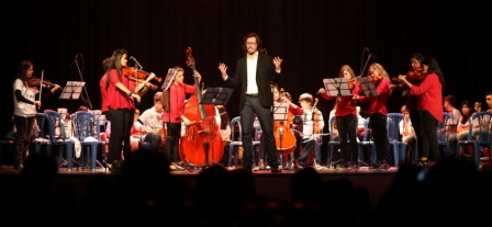 100 chicos de San Martín dieron un concierto en el Complejo Plaza 100 chicos de San Martín dieron un concierto en el Complejo Plaza