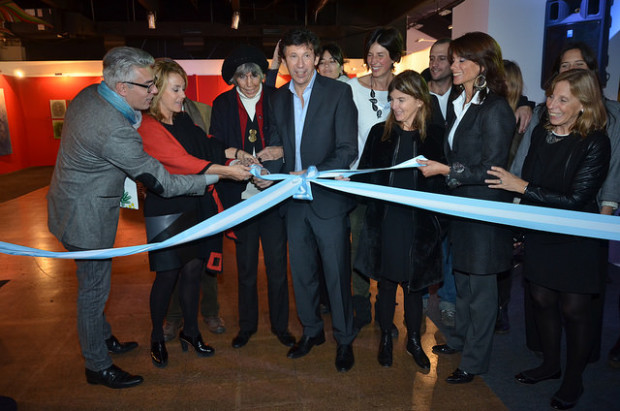 El intendente Gustavo Posse inauguró la exposición que reúne a más de 170 artistas -nacionales e internacionales- de distintas disciplinas. Puede visitarse hasta el martes 18 de agosto, de 13 a 22, en el Multiespacio Darwin del Hipódrom
El intendente Gustavo Posse inauguró la exposición que reúne a más de 170 artistas -nacionales e internacionales- de distintas disciplinas. Puede visitarse hasta el martes 18 de agosto, de 13 a 22, en el Multiespacio Darwin del Hipódrom