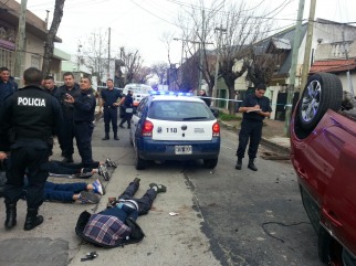 Tres detenidos tras el asalto a una familia, persecución policial, tiroteo y choque en San Isidro Tres detenidos tras el asalto a una familia, persecución policial, tiroteo y choque en San Isidro