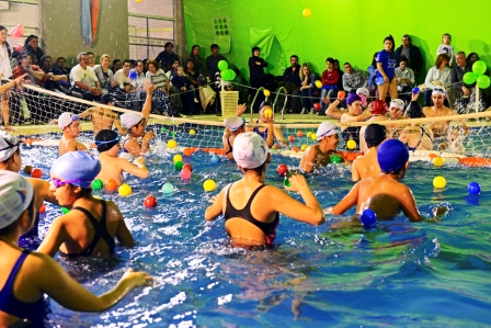Divertido encuentro recreativo de natación en el Poli 6 de San Fernando Divertido encuentro recreativo de natación en el Poli 6 de San Fernando