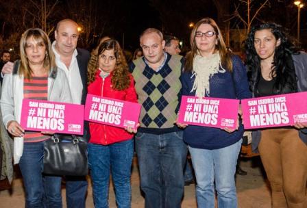 Castellano junto a concejales de San Isidro y vecinos de Villa Adelina en el encuentro en el que se recordó a Erica Soriano
Castellano junto a concejales de San Isidro y vecinos de Villa Adelina en el encuentro en el que se recordó a Erica Soriano