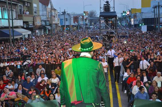 Multitudinario show del Chaqueño Palavecino en el anivesario de Boulogne
