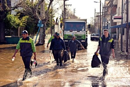 Asisten a vecinos de San Fernando afectados por la sudestada Asisten a vecinos de San Fernando afectados por la sudestada