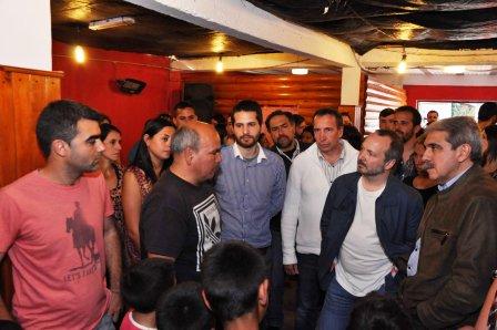 El candidato a gobernador bonaerense del FPV, Anibal Fernandez, junto al candidato a vicegobernador, Martín Sabbatella, y al candidato a intendente del FpV Tigre, Sergio Szpolski, recorrieron Villa Garrote para conversar con los vecinos y escuchar las necesidades del barrio. El candidato a gobernador bonaerense del FPV, Anibal Fernandez, junto al candidato a vicegobernador, Martín Sabbatella, y al candidato a intendente del FpV Tigre, Sergio Szpolski, recorrieron Villa Garrote para conversar con los vecinos y escuchar las necesidades del barrio.