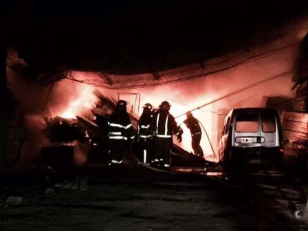 Un incendio de grandes proporciones afecta a un aserradero en Tigre