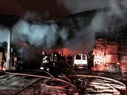 Un incendio de grandes proporciones afecta a un aserradero en Tigre
