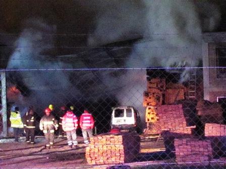 Un incendio de grandes proporciones afecta a un aserradero en Tigre Un incendio de grandes proporciones afecta a un aserradero en Tigre