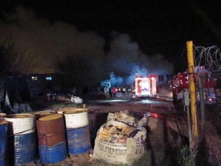 Un incendio de grandes proporciones afecta a un aserradero en Tigre