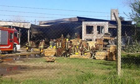 Un incendio de grandes proporciones afecta a un aserradero en Tigre Un incendio de grandes proporciones afecta a un aserradero en Tigre