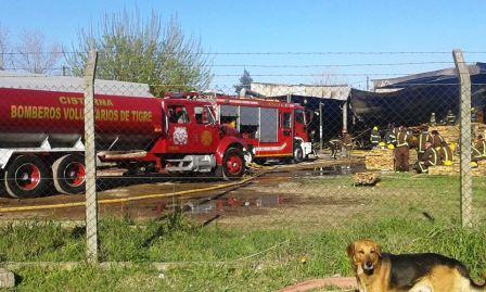 Un incendio de grandes proporciones afecta a un aserradero en Tigre Un incendio de grandes proporciones afecta a un aserradero en Tigre