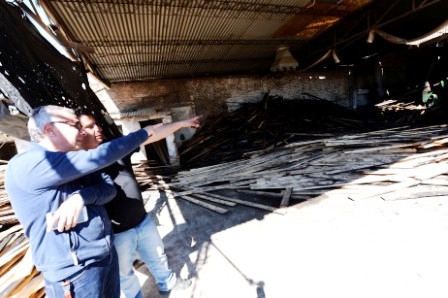 El intendente de Tigre visitó el aserradero incendiado anoche El intendente de Tigre visitó el aserradero incendiado anoche
