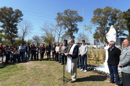 Emotiva entronización de la Virgen Medalla Milagrosa en el Camino de Los Remeros Emotiva entronización de la Virgen Medalla Milagrosa en el Camino de Los Remeros