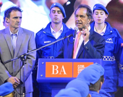 Katopodis y Scioli participaron del egreso de 235 nuevos policías para San Martín Katopodis y Scioli participaron del egreso de 235 nuevos policías para San Martín