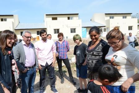 Julio Zamora y Malena Galmarini recorrieron la construcción de las primeras 18 casas en el barrio “La Costilla” Julio Zamora y Malena Galmarini recorrieron la construcción de las primeras 18 casas en el barrio “La Costilla”