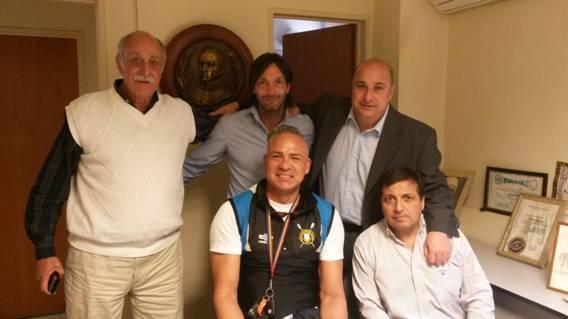 Carlos Vysocki junto a Carlos Castellano y miembros de la Subsecretaría de Deportes de San Isidro, Mario Scuderi, José María Goyanes y Sebastián Saettone
Carlos Vysocki junto a Carlos Castellano y miembros de la Subsecretaría de Deportes de San Isidro, Mario Scuderi, José María Goyanes y Sebastián Saettone