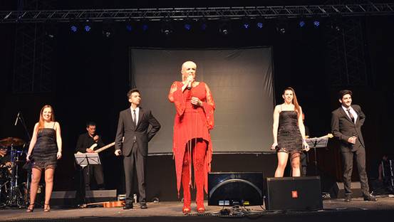 Ante más de dos mil personas, la reconocida cantante Valeria Lynch dio ayer un show en el salón Tattersall del Hipódromo de San Isidro, a total beneficio de la Fundación María Cecilia de Ayuda al Niño Oncológico, que trabaja con chicos internados en el Hospital Materno Infantil.
Ante más de dos mil personas, la reconocida cantante Valeria Lynch dio ayer un show en el salón Tattersall del Hipódromo de San Isidro, a total beneficio de la Fundación María Cecilia de Ayuda al Niño Oncológico, que trabaja con chicos internados en el Hospital Materno Infantil.