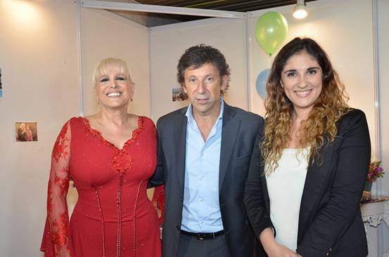Ante más de dos mil personas, la reconocida cantante Valeria Lynch dio ayer un show en el salón Tattersall del Hipódromo de San Isidro, a total beneficio de la Fundación María Cecilia de Ayuda al Niño Oncológico, que trabaja con chicos internados en el Hospital Materno Infantil.
Ante más de dos mil personas, la reconocida cantante Valeria Lynch dio ayer un show en el salón Tattersall del Hipódromo de San Isidro, a total beneficio de la Fundación María Cecilia de Ayuda al Niño Oncológico, que trabaja con chicos internados en el Hospital Materno Infantil.