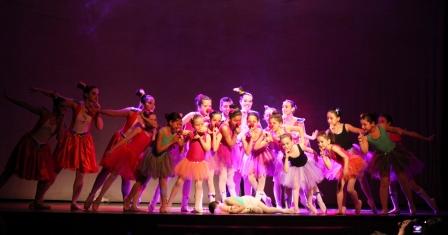 Más de 120 chicos disfrutaron de la obra infantil “Le Cirque” a través del programa “La Escuela y el Teatro”.
Más de 120 chicos disfrutaron de la obra infantil “Le Cirque” a través del programa “La Escuela y el Teatro”.