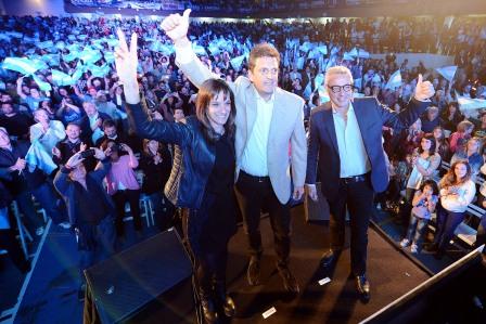 En un multitudinario acto, los vecinos de Tigre ratificaron su apoyo al Cambio Justo liderado por Sergio Massa en el país y con su continuidad local en Julio Zamora. En un multitudinario acto, los vecinos de Tigre ratificaron su apoyo al Cambio Justo liderado por Sergio Massa en el país y con su continuidad local en Julio Zamora.